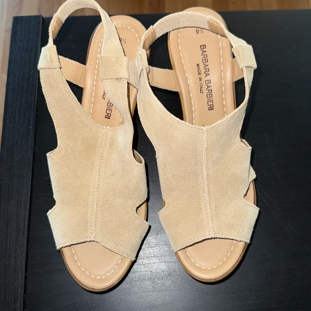 Like New Barbara Barbieri Women’s size 9.5 Tan Suede Wedge Sandals